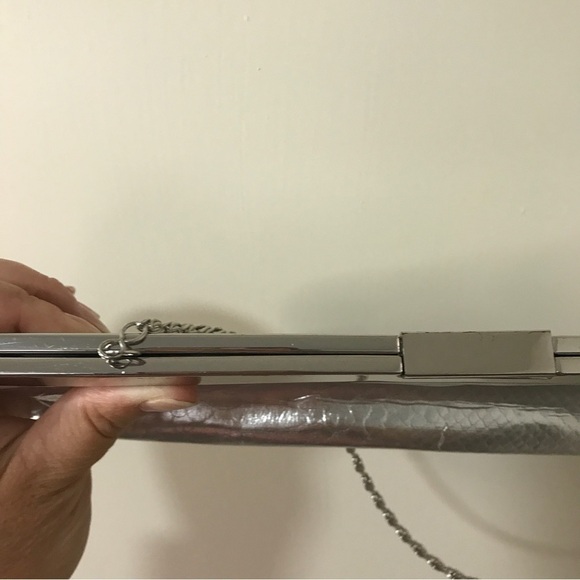 Kate Landry silver shoulder chain purse - Picture 4 of 11